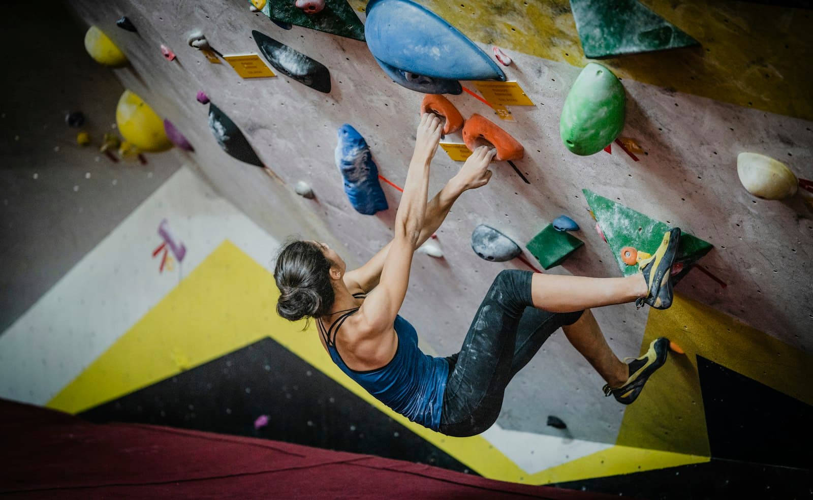 Kletterwand mit bunten Griffen in der Kletterhalle Linz