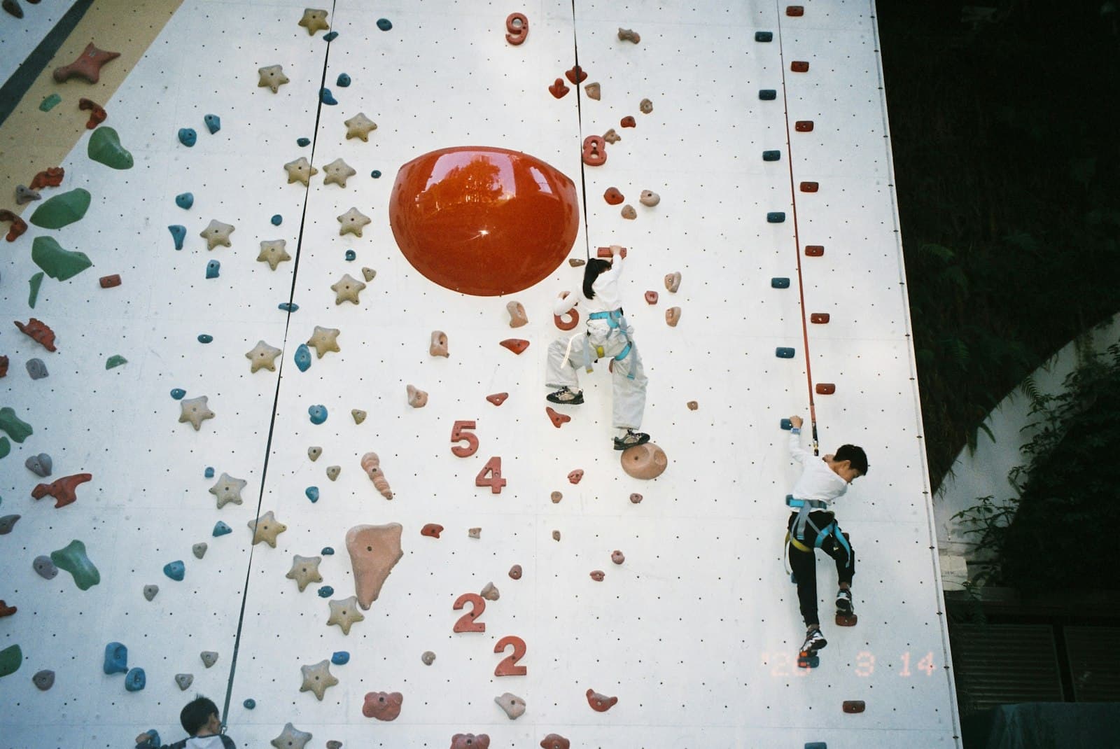 Kinder beim Klettern in der Halle